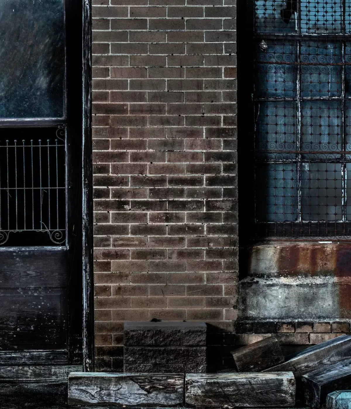 Dark Back Alley 10’X12’ Ultracloth (120 X 144 Inch) Backdrop