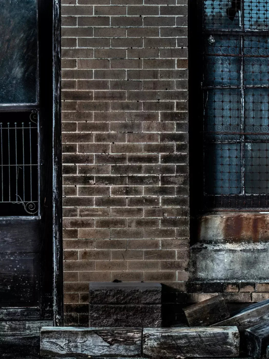 Dark Back Alley 8’X10’ Fleece (96 X 120 Inch) Backdrop