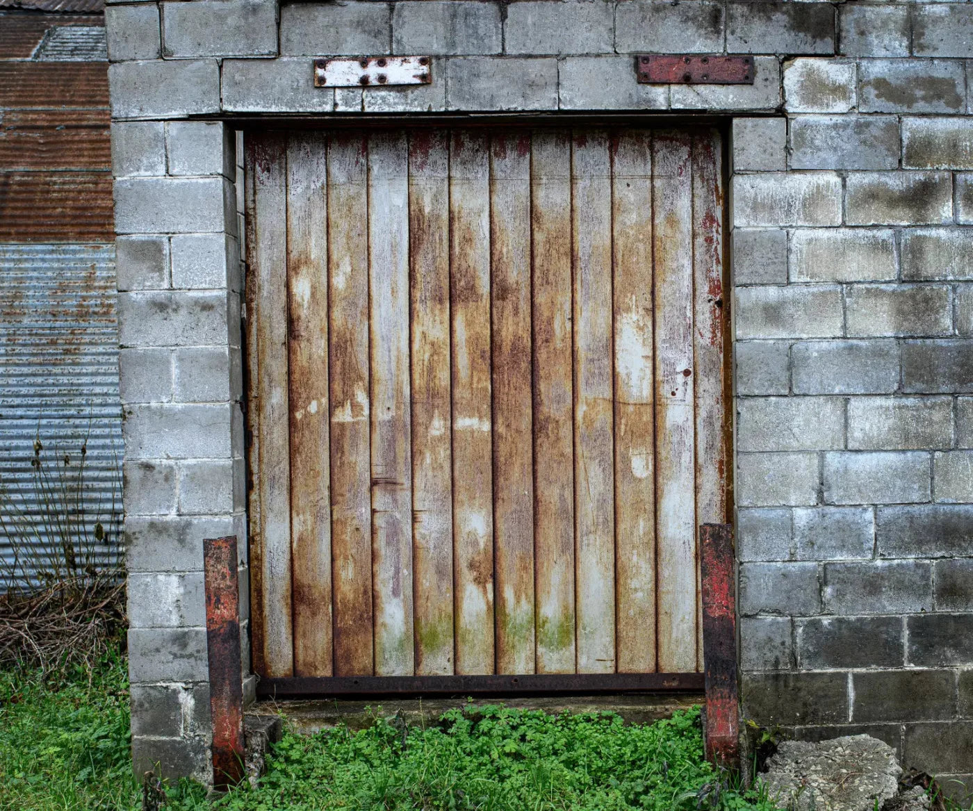 Factory Door 5X42 Fleece ( 60 X 50 Inch ) Backdrop