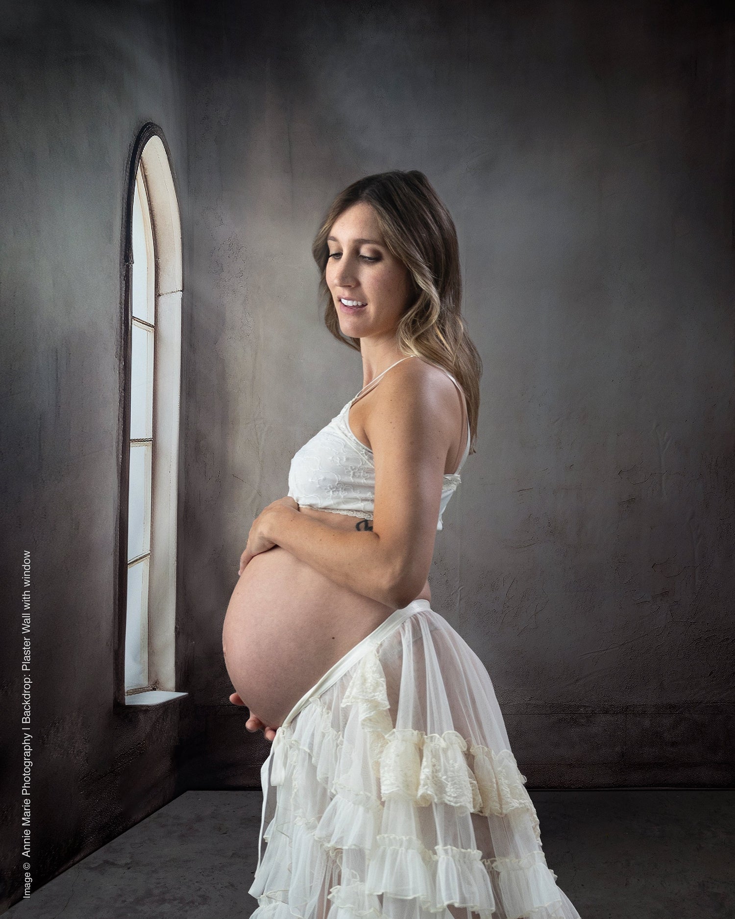 How to style earth tones and texture for timeless maternity photos